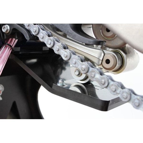 Vue rapprochée du sabot noir en plastique PEHD avec protection de biellette pour GasGas - KTM - Husqvarna enduro 2T