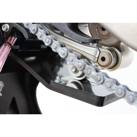 Vue rapprochée du sabot noir en plastique PEHD avec protection de biellette pour GasGas - KTM - Husqvarna enduro 2T