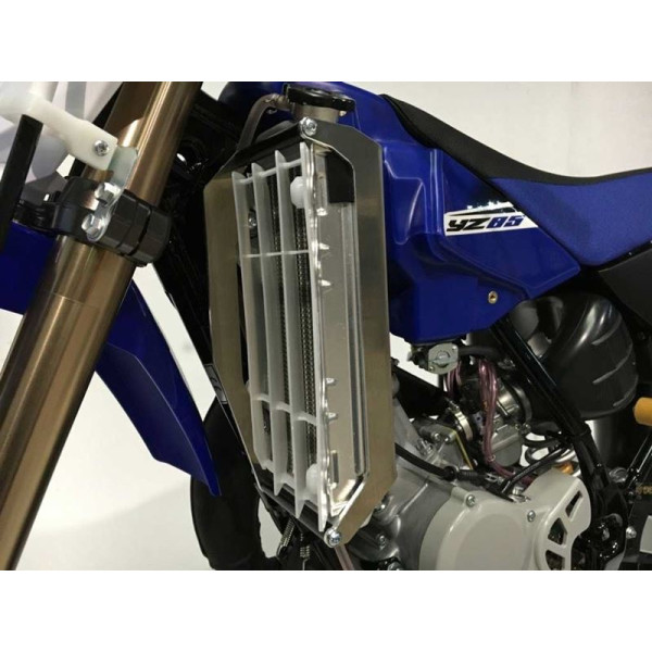 Vue de côté des protections de radiateurs en aluminium pour Yamaha YZ85