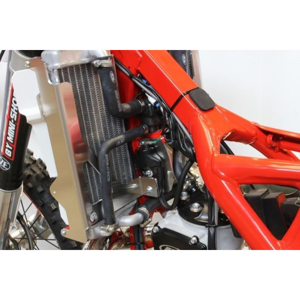 Vue latérale des protections de radiateurs en aluminium pour Beta 250RR - 300RR