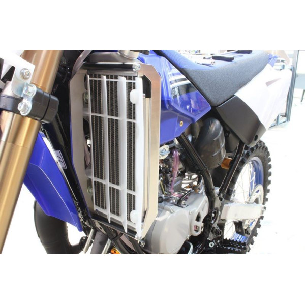 Vue frontale des protections de radiateurs en aluminium pour Yamaha YZ85