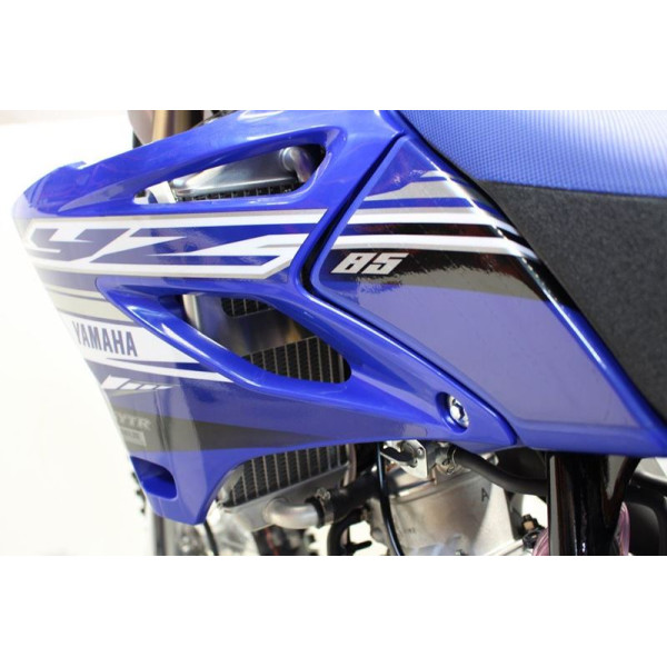 Vue arrière gauche des protections de radiateurs en aluminium pour Yamaha YZ85