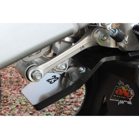 Vue rapprochée de la protection de biellette du sabot noir en plastique PEHD pour Honda CRF450L - CRF450XR