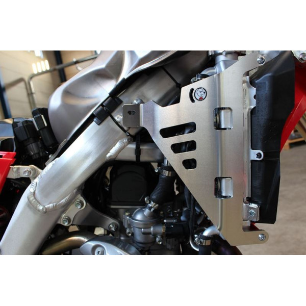 Vue de côté des protections de radiateurs en aluminium pour Honda CRF450L - CRF450XR