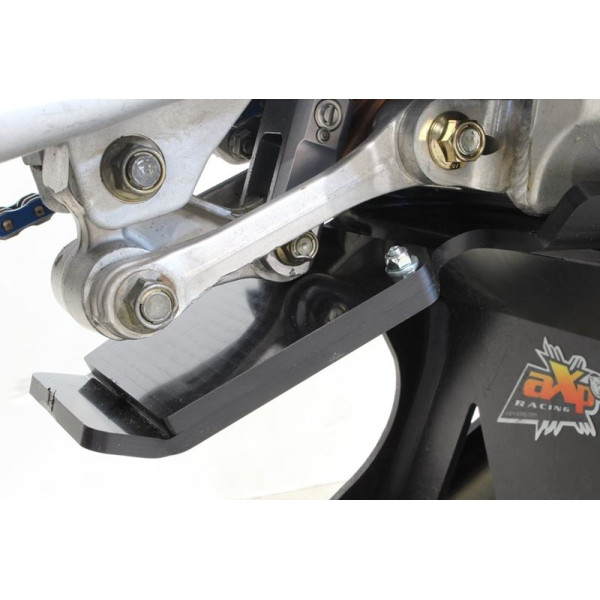 Vue rapprochée de la protection de biellette du sabot noir en plastique PEHD pour TM Racing 250 - 300