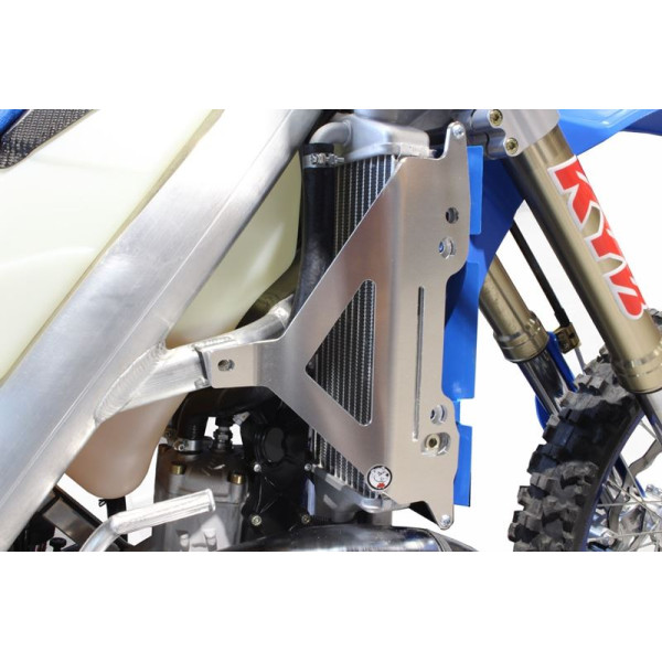 Vue de côté des protections de radiateurs en aluminium pour TM Racing 250 - 300EN
