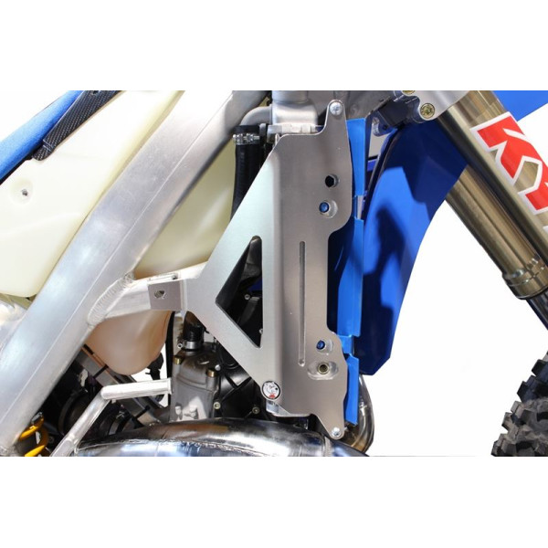 Side view of the radiator braces in aluminum for TM Racing 250 - 300EN