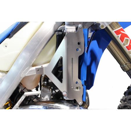Side view of the radiator braces in aluminum for TM Racing 250 - 300EN