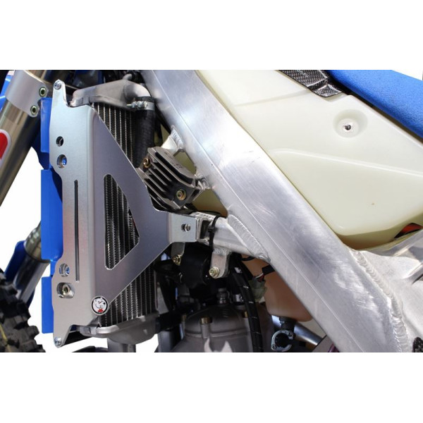 Vue latérale gauche des protections de radiateurs en aluminium pour TM Racing 250 - 300EN