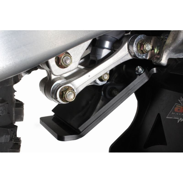 Vue rapprochée de la protection de biellette du sabot noir en plastique PEHD pour TM Racing 250Fi - 300Fi