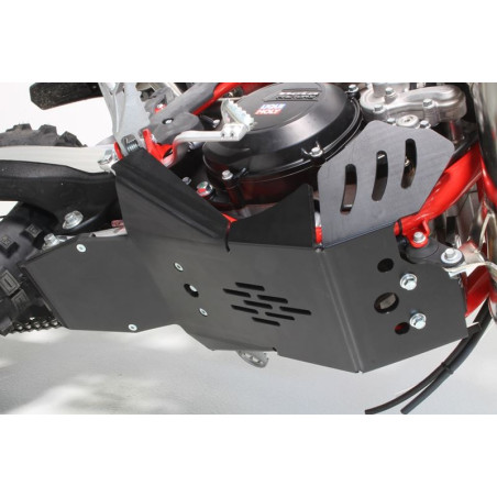 Vue du dessous du sabot noir en plastique PEHD avec protection de biellette pour Beta 250RR - 300RR