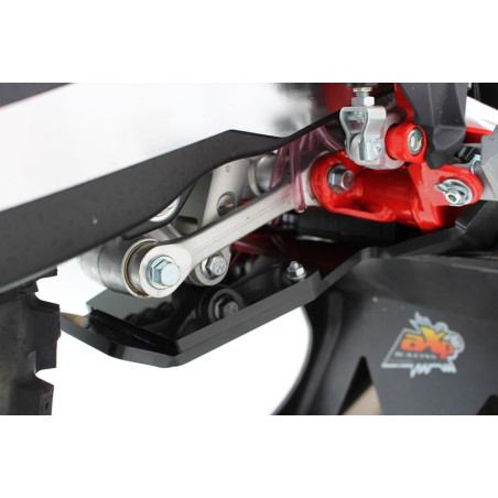 Vue rapprochée de la protection de biellette du sabot noir en plastique PEHD pour Beta 250RR - 300RR