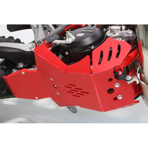 Vue du dessous du sabot rouge en plastique PEHD avec protection de biellette pour Beta 250RR - 300RR