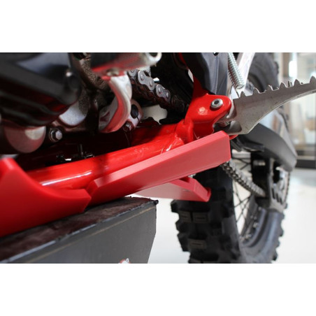Vue rapprochée de la protection de biellette du sabot rouge en plastique PEHD pour Beta 250RR - 300RR