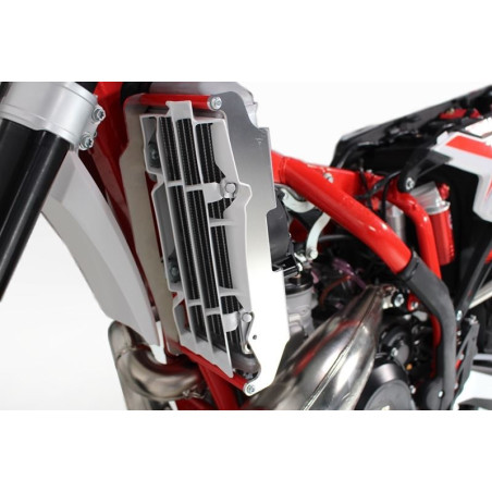Vue latérale droit des protections de radiateurs en aluminium pour Beta 125RR - 200RR - 250RR - 300RR