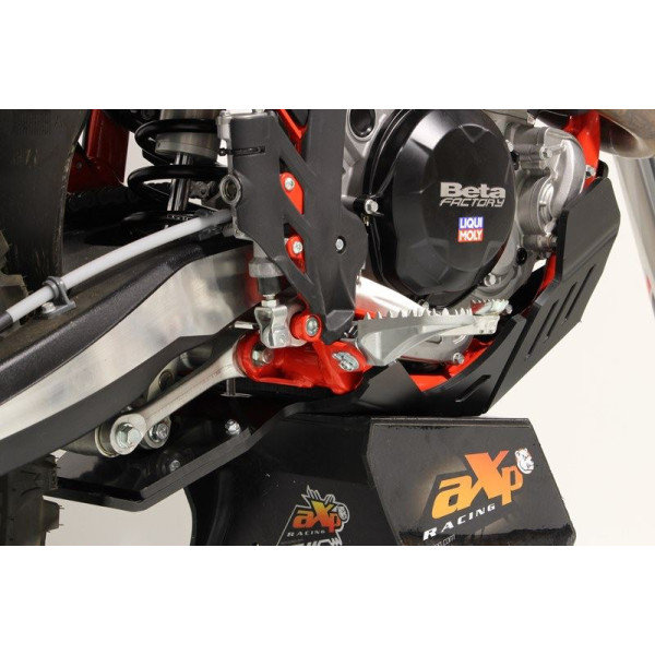 Vue rapprochée de la protection de biellette du du sabot en plastique PEHD pour Beta enduro 4T