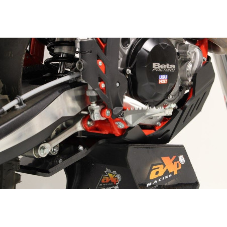 Vue rapprochée de la protection de biellette du du sabot en plastique PEHD pour Beta enduro 4T