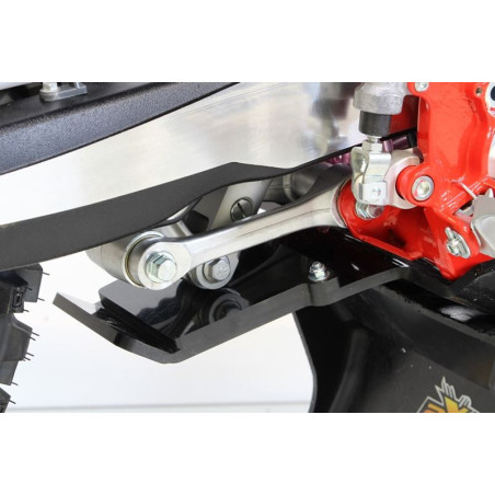 Vue rapprochée de la protection de biellette du sabot en plastique PEHD pour Beta 125RR - 200RR
