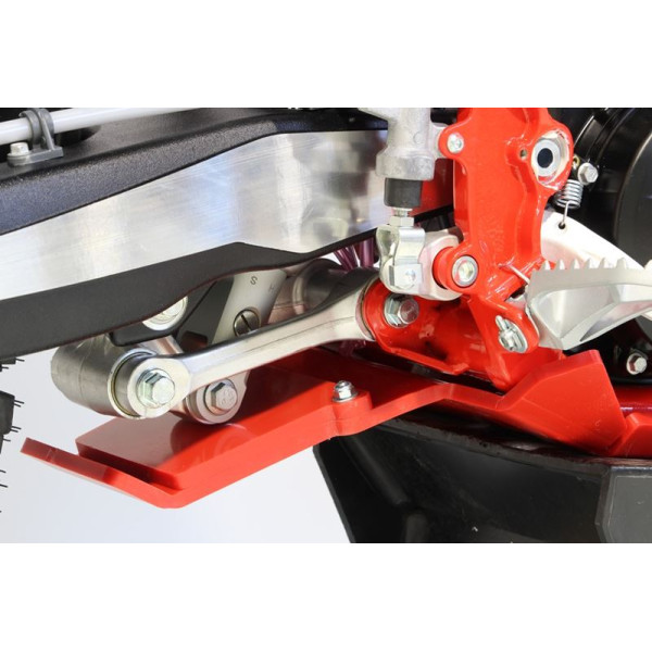 Vue rapprochée de la protection de biellette du sabot rouge en plastique PEHD avec protection de biellette pour Beta 125RR - 200