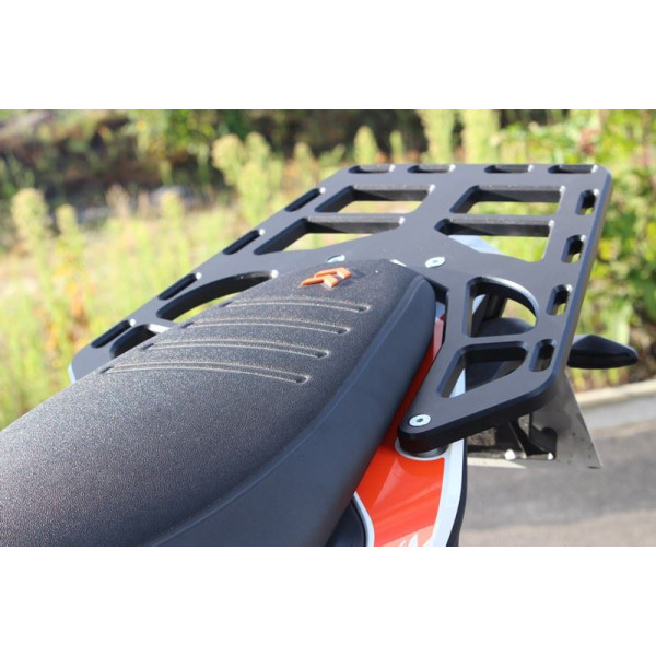 Vue avant du porte paquet en plastique PEHD 15mm noir pour KTM 390 Adventure