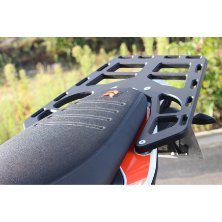 Vue avant du porte paquet en plastique PEHD 15mm noir pour KTM 390 Adventure