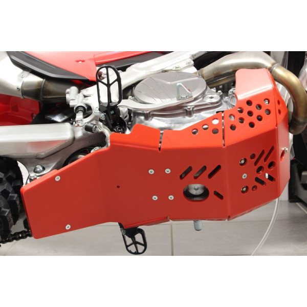 Vue du dessous du sabot rouge en plastique PEHD avec protection de biellette pour Honda CRF450R