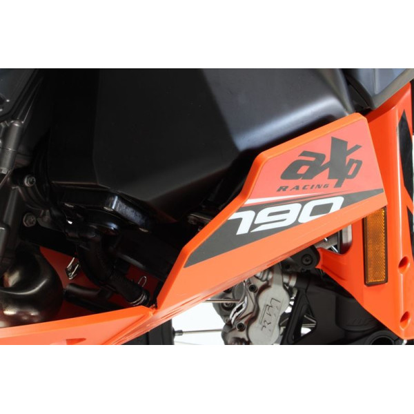 Vue rapprochée de la protection de réservoir du sabot orange en plastique PEHD 8mm pour KTM 790 - 890 Adventure