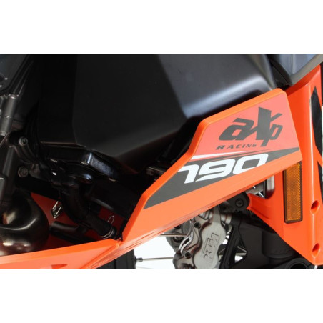 Vue rapprochée de la protection de réservoir du sabot orange en plastique PEHD 8mm pour KTM 790 - 890 Adventure