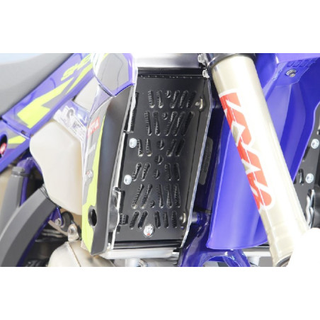 Vue latérale droite des protections de radiateurs en aluminium pour Sherco SE250R / SE300R