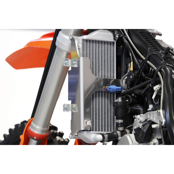 Left rear view of the radiator braces in aluminum for KTM and Husqvarna