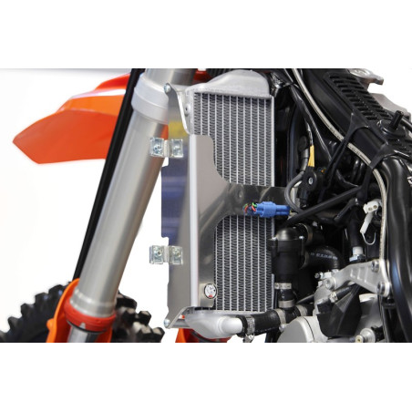 Left rear view of the radiator braces in aluminum for KTM and Husqvarna