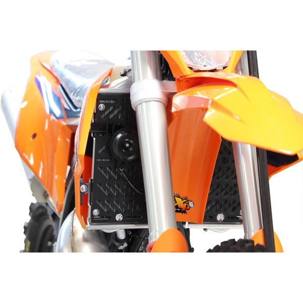 Vue de face du côté droit des protections de radiateurs en aluminium pour KTM et Husqvarna