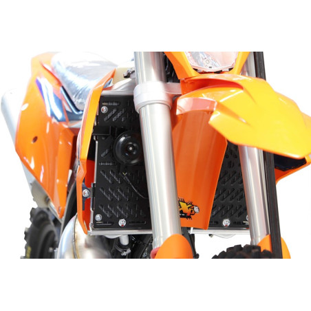 Vue de face du côté droit des protections de radiateurs en aluminium pour KTM et Husqvarna
