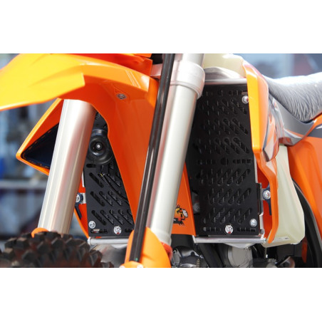 Front view of the radiator braces in aluminum for KTM and Husqvarna