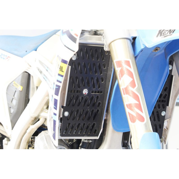 Vue de face des protections de radiateur en aluminium pour TM Racing