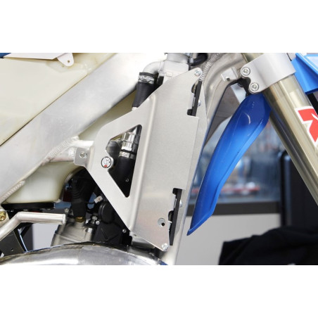 Side view of the radiator braces in aluminum for TM Racing
