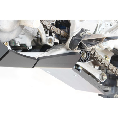Vue rapprochée de la protection de biellette du sabot noir en plastique PEHD pour TM Racing EN250Fi et EN300Fi