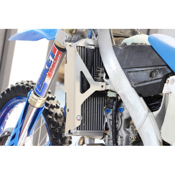 Left side view of the radiator braces in aluminum for TM Racing EN250Fi and EN300Fi