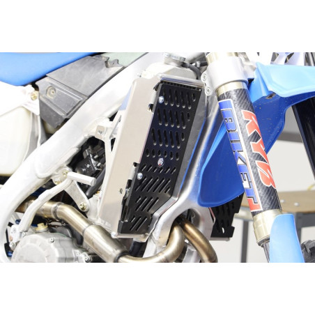 Vue de côté des protections de radiateurs en aluminium pour TM Racing EN250Fi et EN300Fi