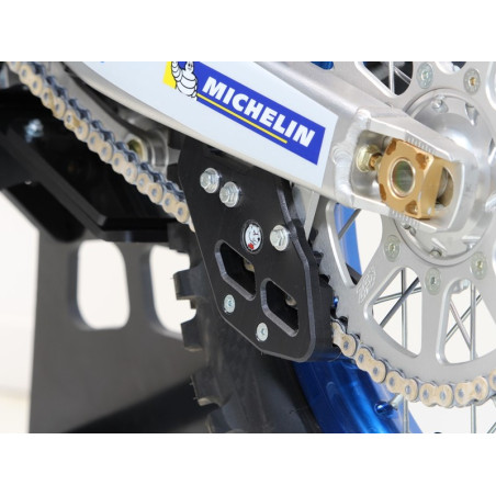 Vue arrière du guide chaine noir en plastique UHMW pour TM Racing