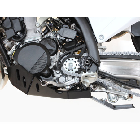 Vue rapprochée de la protection de biellette du sabot noir en plastique PEHD pour KTM 250-300 - Husqvarna 250-300