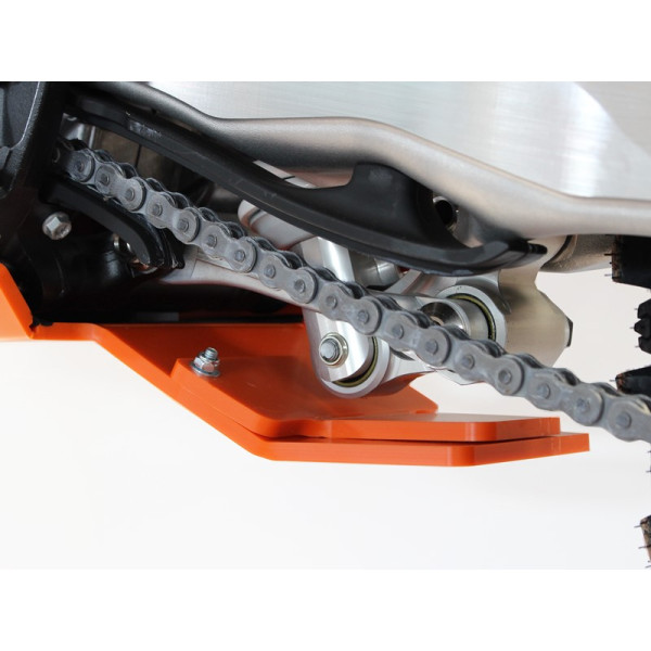 Vue rapprochée de la protection de biellette du sabot orange en plastique PEHD 8mm pour KTM 250SX - 300XC