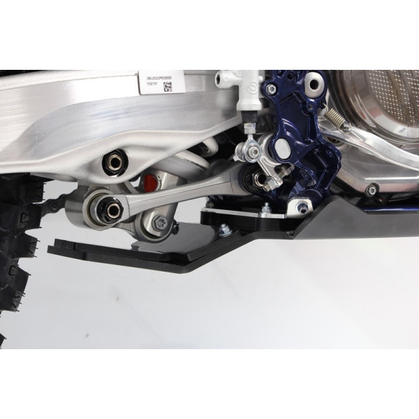 Vue rapprochée de la protection de biellette du sabot noir en plastique PEHD pour KTM - Husqvarna