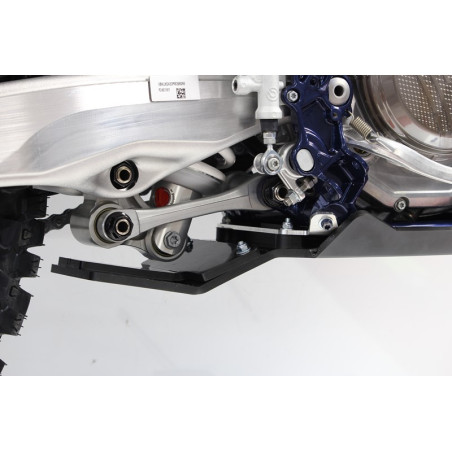 Vue rapprochée de la protection de biellette du sabot noir en plastique PEHD pour KTM - Husqvarna